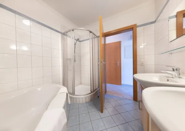 Res Monica Top 10 douche