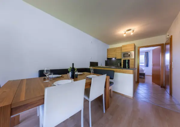 Res Monica Top 8 eettafel bij de keuken