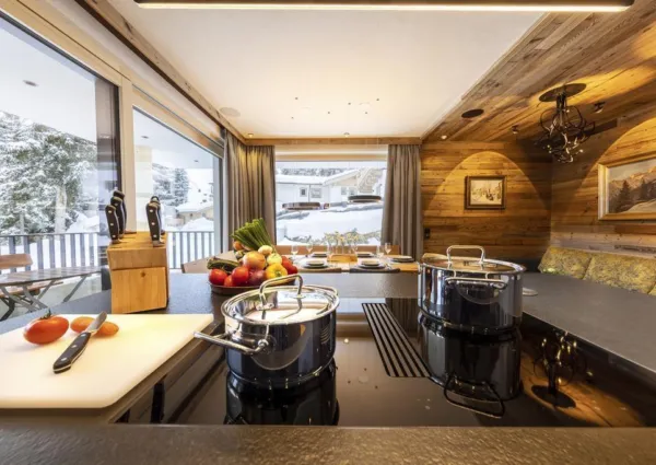 0005 HK Sam Alm Top 1 19