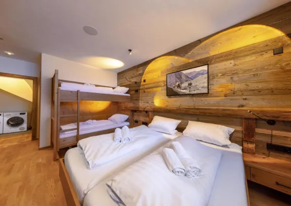 0013 HK Sam Alm Top 1 16