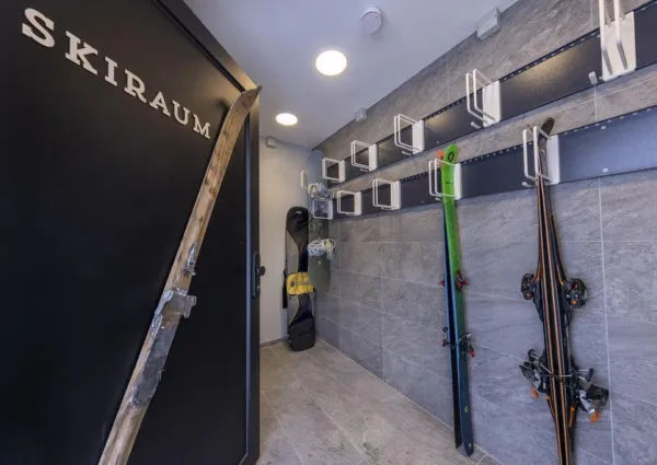 0027 HK Sam Alm Top 3 21