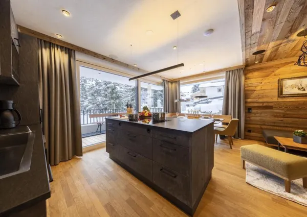 0010 HK Sam Alm Top 1 18