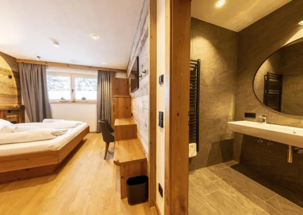 0019 HK Sam Alm Top 1 14