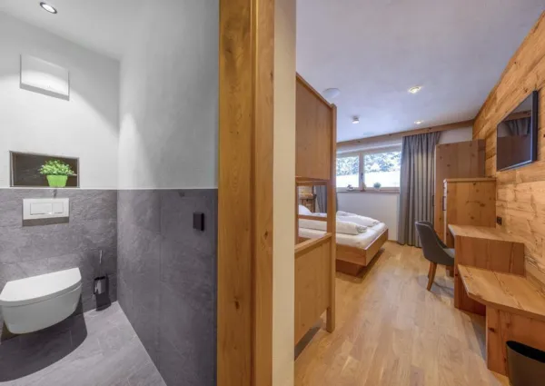 0024 HK Sam Alm Top 1 17