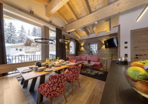 0004 HK Sam Alm Top 3 6