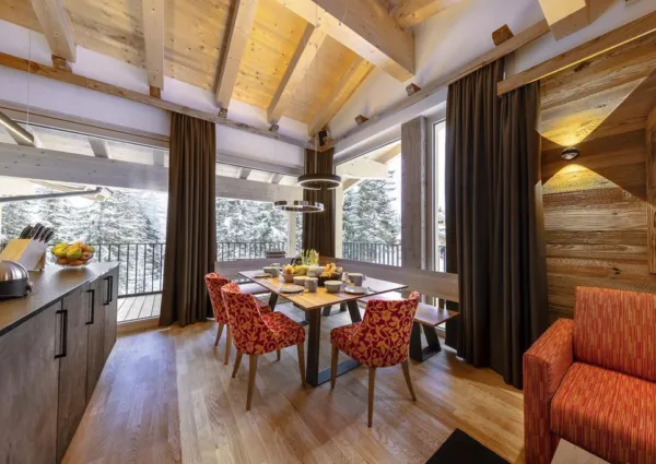 0005 HK Sam Alm Top 3 2