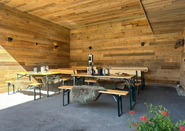 Sch C3 B6neben Appartementen Carport met Biertafels