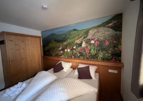 Wald Bauernhaus slaapkamer bloemen op berg