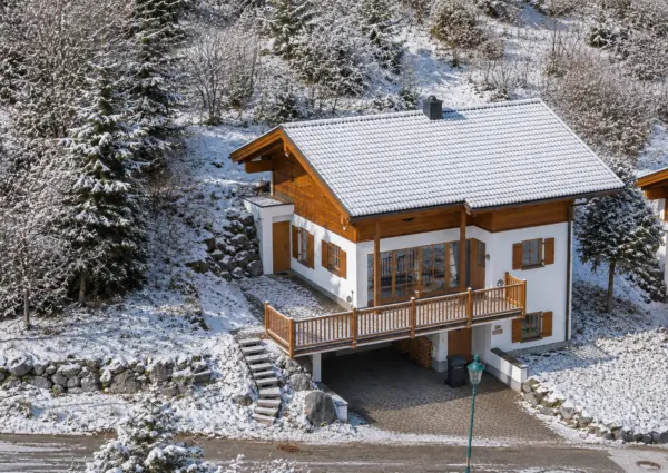 Wald im Pinzgau Sch C3 B6neben Chalet Hohe Tauern Blick winters