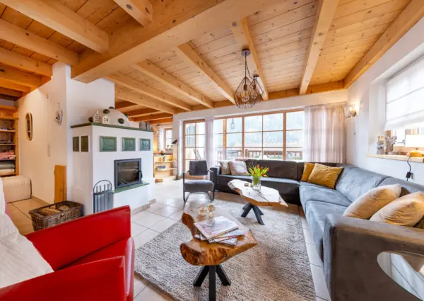 Sch C3 B6neben Om Utens Wald Woonkamer met Oostenrijkse kachel