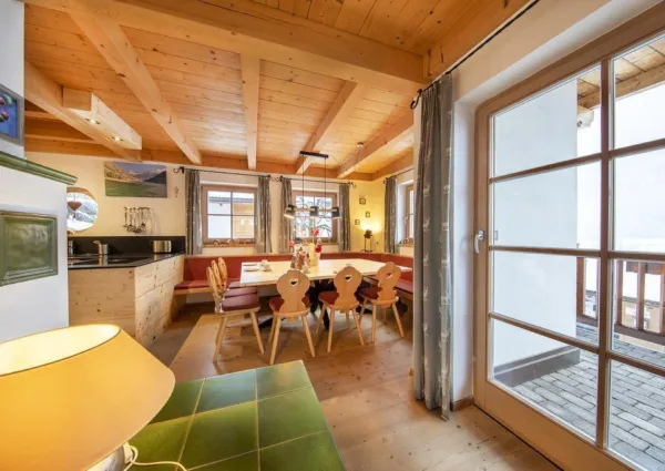 0010 Wald Sonnenwende 011 eetkamer