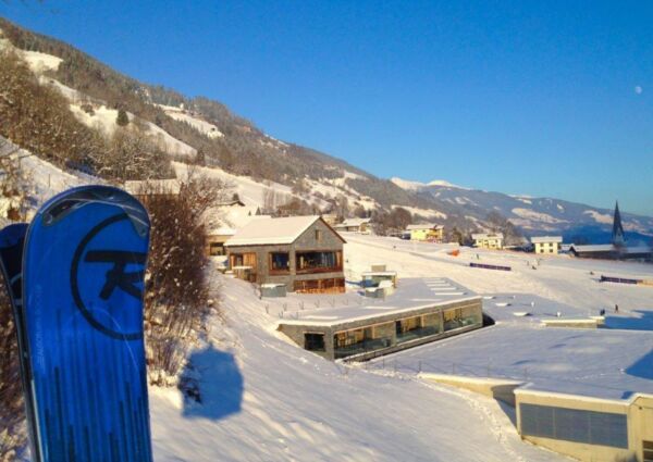 Smaragdresort Bramberg -
<ul>
<li>Directe toegang tot de piste en nabijheid van de 'Smaragdbahn' gondel voor gemakkelijke toegang tot het skigebied Wildkogel Arena.</li>
<li>Wellnessruimte met Finse sauna voor ontspanning na een dag skiën.</li>
<li>Ruime accommodatie met moderne voorzieningen en prachtig uitzicht op het berglandschap.</li>
</ul>