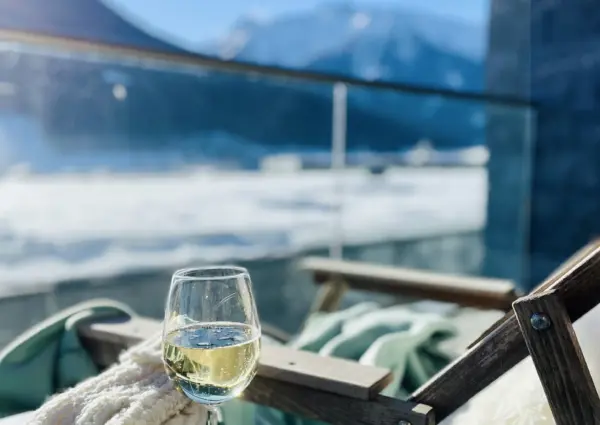 Bramberg Smaragdresort 4 8 Winters ontspannen met glas wijn