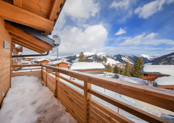 Snowfall balkon op zonnige winterdag