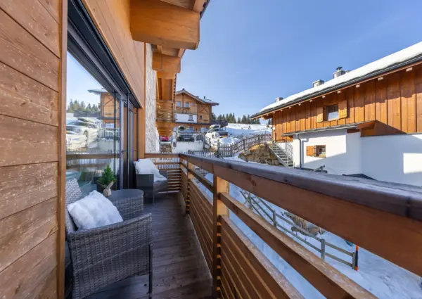 Snowfall winters balkon aan zijkant woning