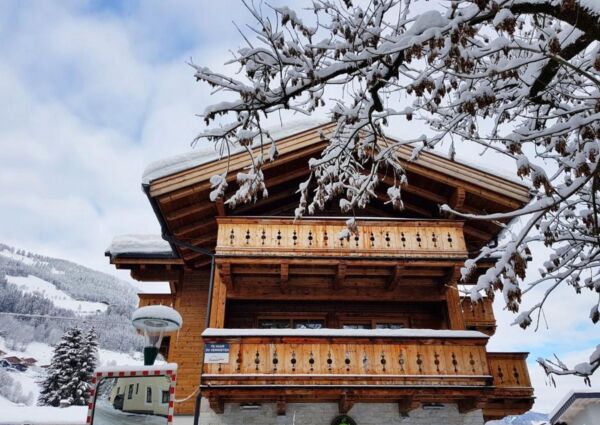 Wiesenhaus Bramberg -
<ul>
<li>Centraal gelegen nabij de 'Smaragdbahn' skilift en Wildkogel Arena, ideaal voor familieskigebied.</li>
<li>Moderne en smaakvolle inrichting met open haard en balkon met uitzicht op de dorpsstraat.</li>
<li>Gemakkelijke toegang tot après-skibar en nabijgelegen Kitzbühler Alpen skigebied.</li>
</ul>