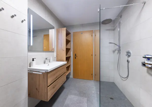 KC3 B6nigsleiten Wildkarspitze 1 badkamer 2 overzicht met douche