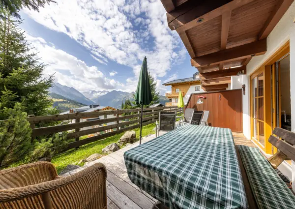 KC3 B6nigsleiten Wildkarspitze 1 uitzicht vanaf zomers terras