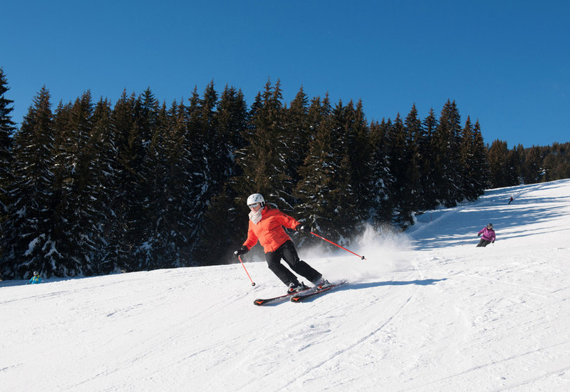Skiing in the mountains near Viehhofen