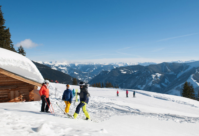 Skifahren mit Blick auf die Berge